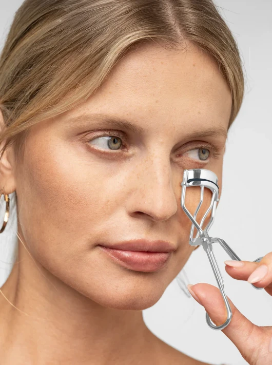 TANA-COSMETICS SZEMPILLA GÖNDÖRÍTŐ 3 TARTALÉK SZILIKONNAL / EZÜSTÖZÖTT / 1