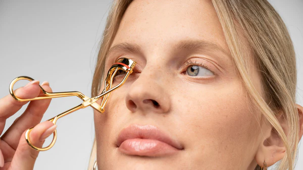 Szempillagöndörítő helyes használata – lépésről lépésre